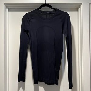 Lululemon long sleeved workout top, Navy. Size 6